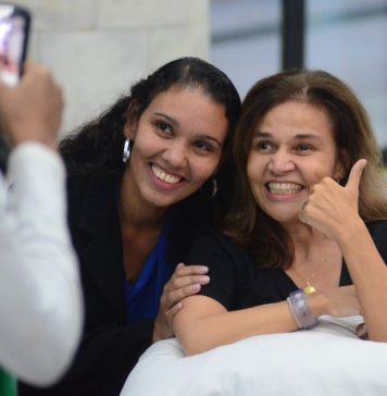 Atriz Claudia Rodrigues recebe alta e deixa hospital em São Paulo