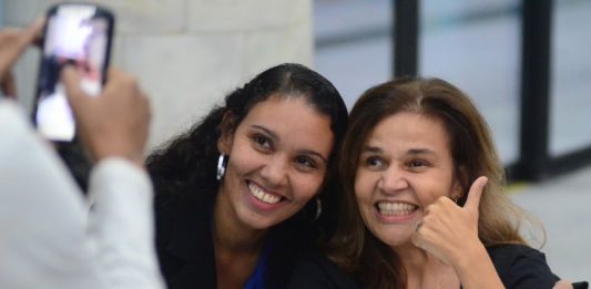 Atriz Claudia Rodrigues recebe alta e deixa hospital em São Paulo