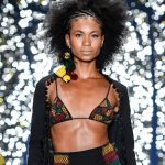 O beachwear do verão 2020 tem tie dye colorido e biquínis de tricô e crochê