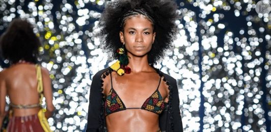 O beachwear do verão 2020 tem tie dye colorido e biquínis de tricô e crochê