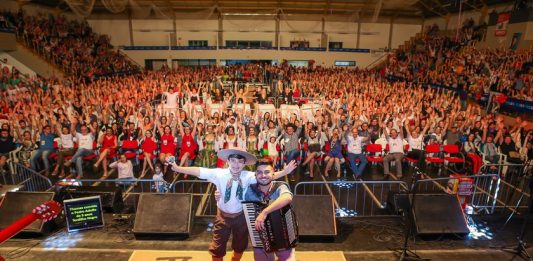 Final do Femaçã Kids emociona milhares de pessoas em Veranópolis