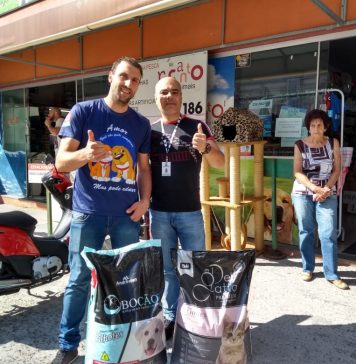 Rádio Amizade doa 40kg de ração para a Feirinha da Ong Patas e Focinhos