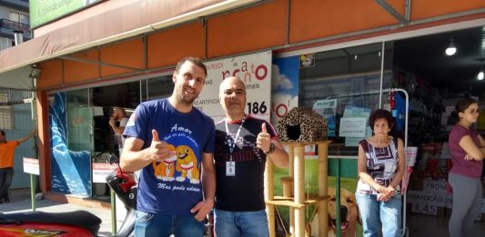Rádio Amizade doa 40kg de ração para a Feirinha da Ong Patas e Focinhos