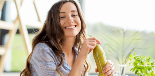 Especialistas afirmam que dietas restritivas podem levar a queda capilar