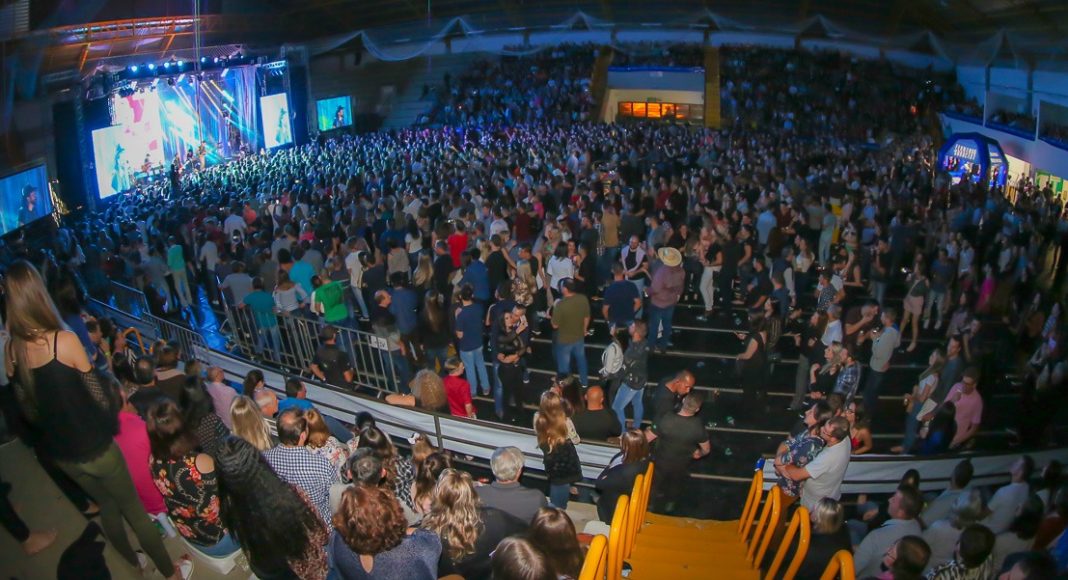 Show de Fernando e Sorocaba reúne 3 mil pessoas na Femaçã
