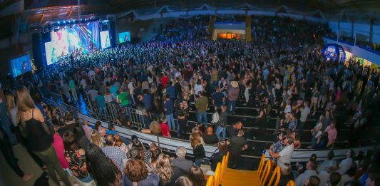 Show de Fernando e Sorocaba reúne 3 mil pessoas na Femaçã