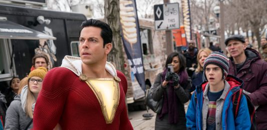 Shazam! aposta na diversão e ganha personalidade nas telas
