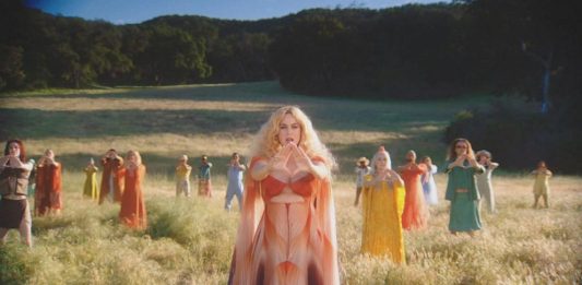 Katy Perry lança clipe de sua nova música Never Really Over