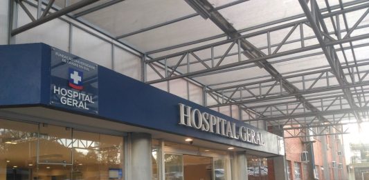 Super-heróis de verdade surpreendem crianças da ala oncológica do HG em Caxias do Sul
