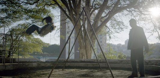 A Sombra do Pai mostra garota que quer a mãe de volta
