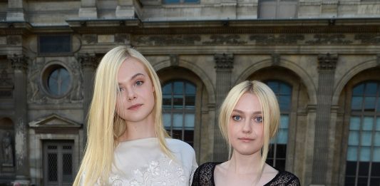 Elle Fanning desmaia em Cannes por causa de vestido apertado