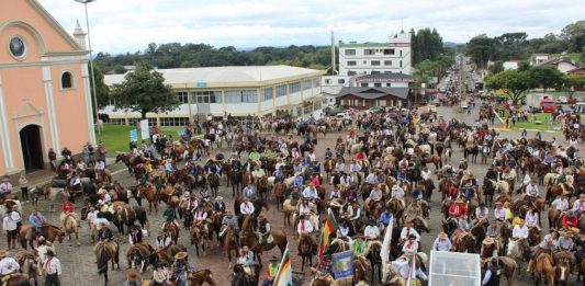Mais de mil Cavalarianos participam de romaria ao Santuário de Caravaggio