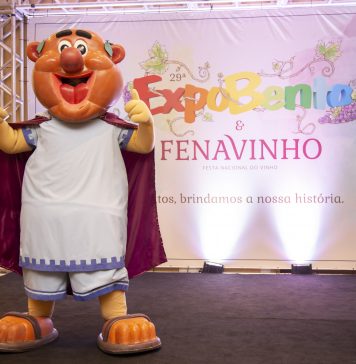 Boneco-símbolo da Fenavinho, Tasta Vin ressurge para divulgar a festa