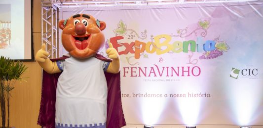 Boneco-símbolo da Fenavinho, Tasta Vin ressurge para divulgar a festa