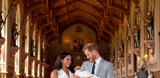 Harry e Meghan mostram seu filho pela primeira vez