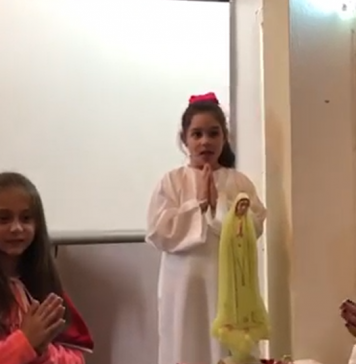 Menina de 8 anos encanta público na Capela São Pedro em Bento Gonçalves