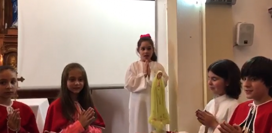 Menina de 8 anos encanta público na Capela São Pedro em Bento Gonçalves