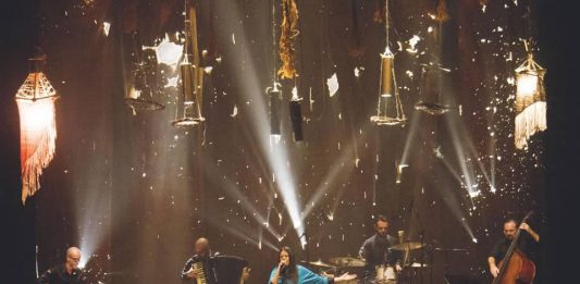 Noche Argentina com Tributo a Mercedes a Sosa na voz da cantora Tatiéli Bueno