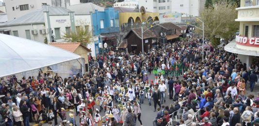 Fenavinho celebra a alegria do imigrante com desfile alegórico