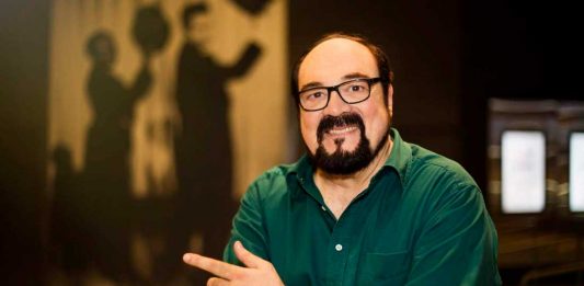 Corpo de Rubens Ewald Filho deixa velório com muita comoção