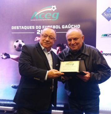 "Gol é golaço”: Pedro Vitor, do Grupo RSCOM, é homenageado pela Aceg