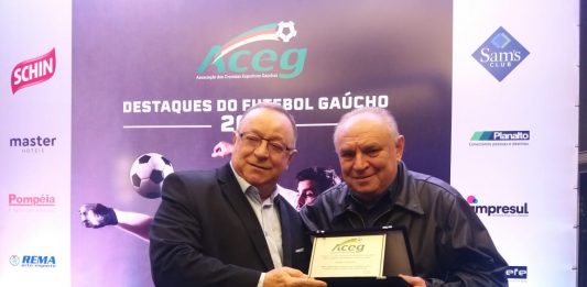 "Gol é golaço”: Pedro Vitor, do Grupo RSCOM, é homenageado pela Aceg