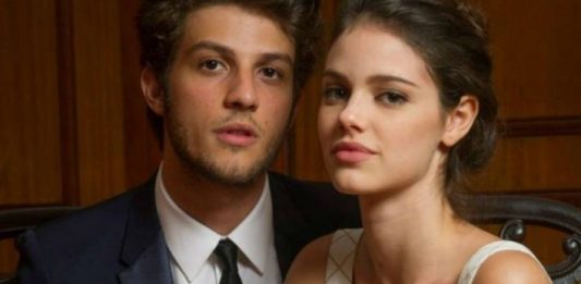 Chay Suede e Laura Neiva revelam o sexo do bebê