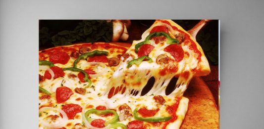 Restaurante dá pizza de graça a grupos que não usarem celular
