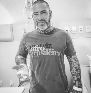 Após acidente de moto, Henrique Fogaça descobre problema de saúde