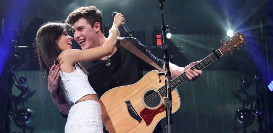 Shawn Mendes e Camila Cabello são vistos aos beijos
