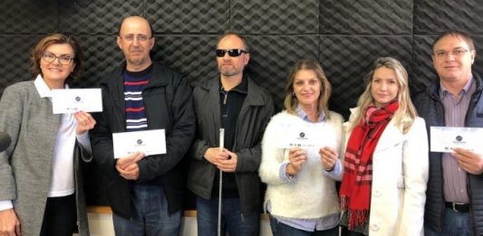 Entidades no estúdio da Rádio Viva FM com a coordenadora de Eventos, Raquel Marholt
