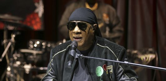 Stevie Wonder diz que passará por transplante de rim em setembro