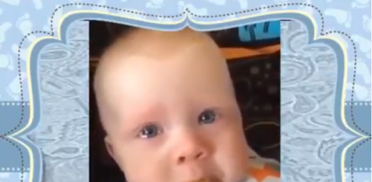 Bebê se emociona ao ver sua mãe cantando