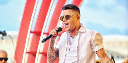 Sertanejo é detido dormindo em carro após festa e sem CNH