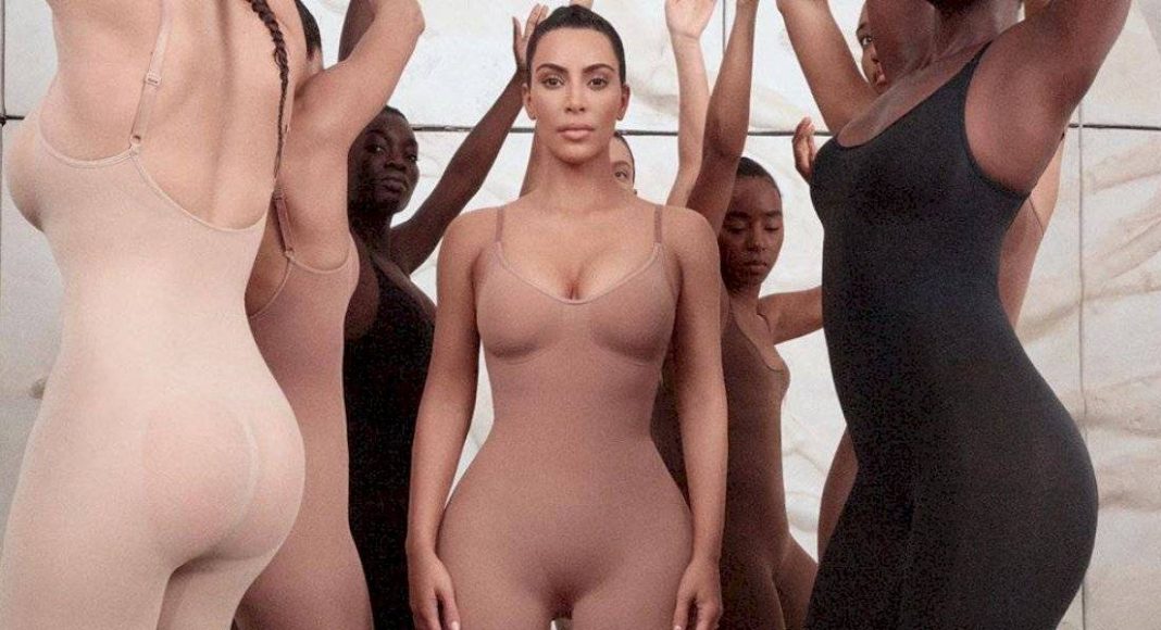 A linha de roupas íntimas de Kim Kardashian que criou debate diplomático entre EUA e Japão