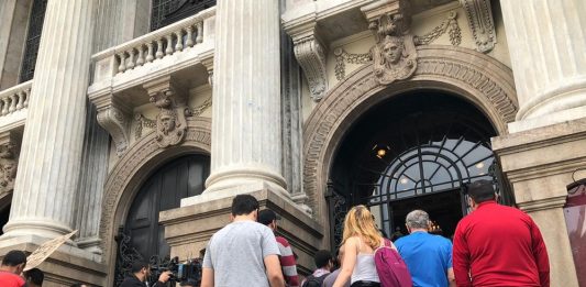 Velório de João Gilberto é aberto ao público nesta segunda