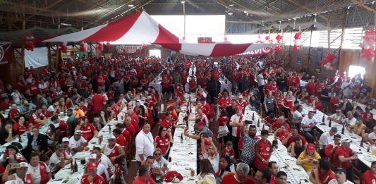 Quase mil colorados comparecem ao Costelão anual em Bento Gonçalves
