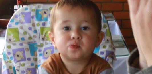 Bebê comendo escondido durante oração viraliza na internet