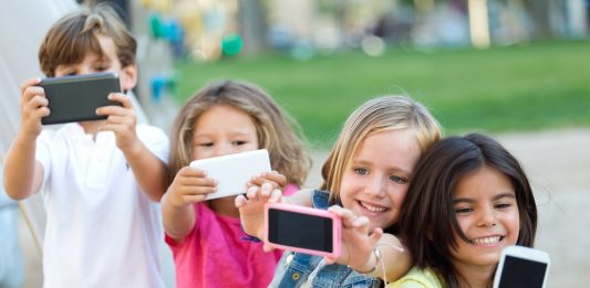 Meu filho não sai do celular, o que fazer?