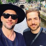 Nascem filhos gêmeos de Paulo Gustavo e Thales Bretas