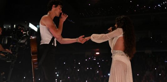 Camila Cabello usa vestido de marca brasileira no VMA