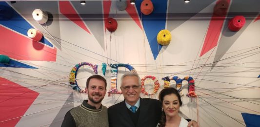 Proprietários Domingos e Gelsi Piovesan com o diretor do Grupo RSCOM, Marcelo Piccoli.
