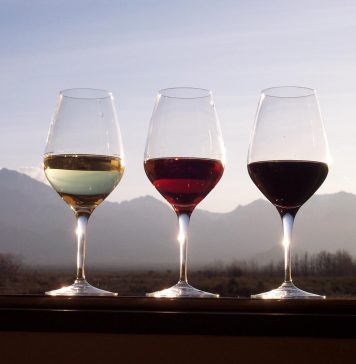 Bebo água com ou sem gás junto com o vinho?