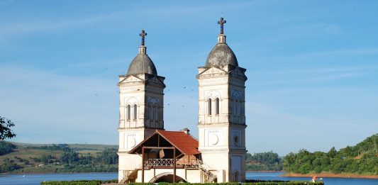 Igreja Matriz São Pedro Apóstolo em Itá