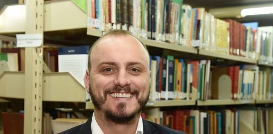 Jornalista Egui Baldasso lança e autografa novo livro em Farroupilha