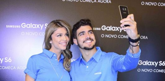 Grazi Massafera e Caio Castro se beijam no aniversário de Luciano Huck