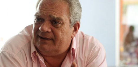 Ator Zé Victor Castiel é um dos destaques da Feira do Livro de Garibaldi