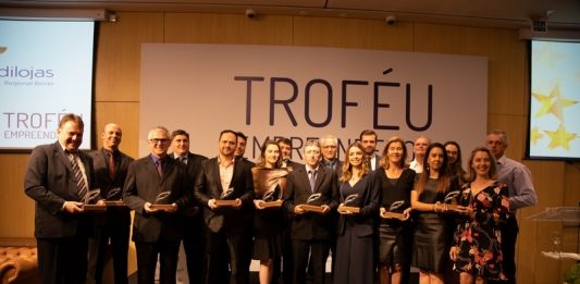 Empreendedores são premiados no Trófeu Sindilojas Jovem em Bento Gonçalves