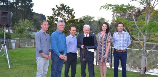Garibaldi entrega placa de Embaixador do Turismo a Clacir Romagna
