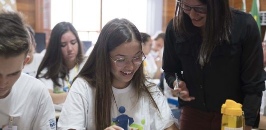 Projeto oferece formação para o mercado de trabalho a estudantes de Farroupilha